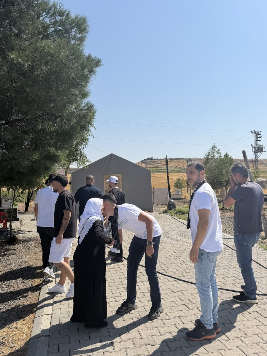 BaranGuran90415's tweet photo. İstanbul’dan gelen Beşiktaş taraftarı Narinim mezarını ziyaret ederek fatiha okuyup aileye başsağlığı dilediler kendilerine çok teşekkürler ediyoruz allah razı olsun @Besiktas @forzabesiktas https://t.co/R8kJYY2AAj