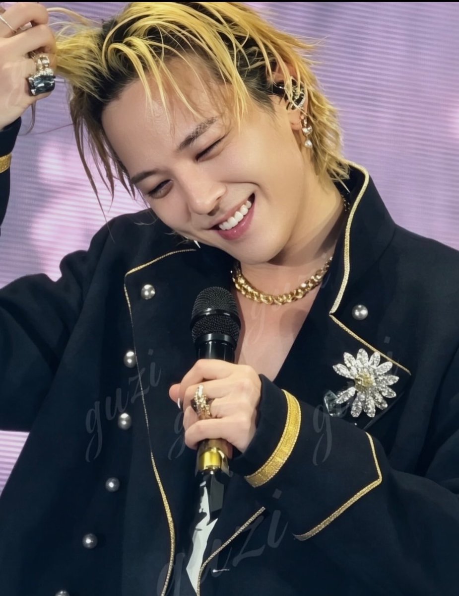 jiyongsmind's tweet photo. im genuinely so in love with him https://t.co/nxr4FfHbCi