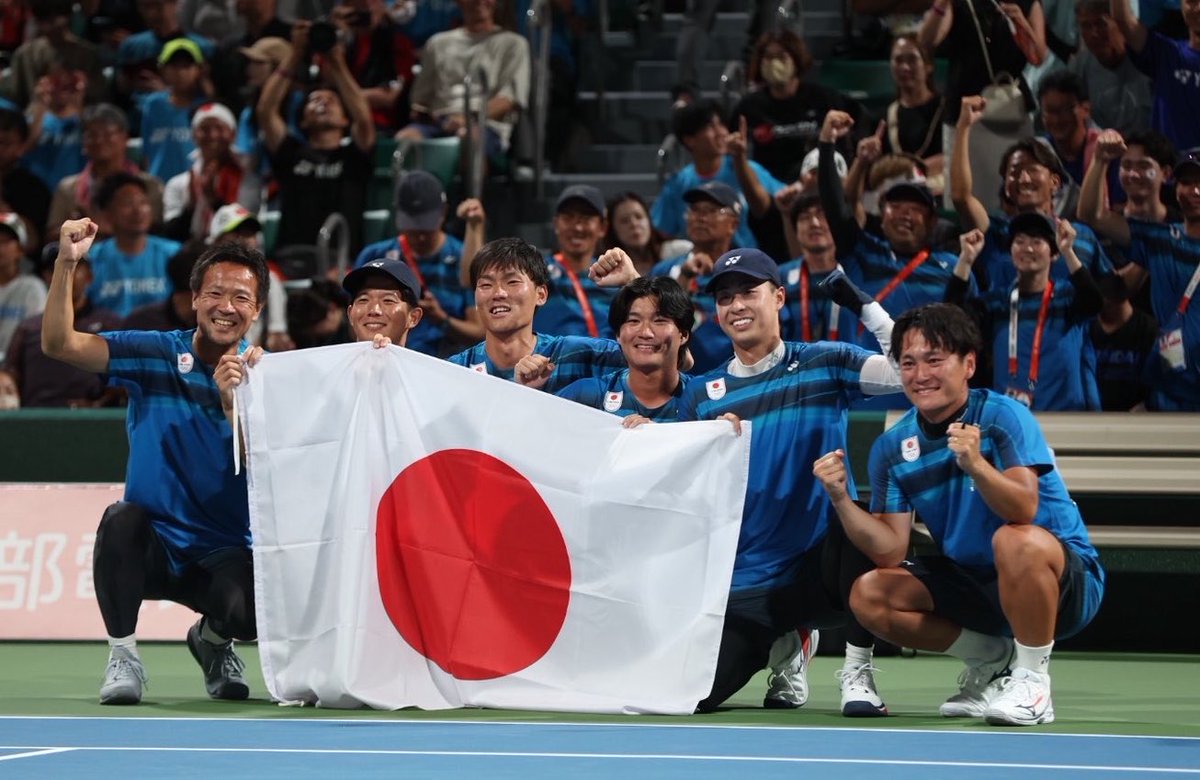 JSTA_official's tweet photo. 🌏国際大会情報🇯🇵
#第20回アジア競技大会
#愛知名古屋2026
／
📣 男子チーム 決勝(センターコート)
◎男子 決勝　日本 ②-0 中華台北
第1対戦
内本 隆文・黒坂 卓矢 ⑤-0 CHEN Po-yi・CHEN Yu-hsun
第2対戦
上松 俊貴 ④-1 CHANG Yu-sung

女子に続いて、日本男子チームがアジアチャンピオンに🏆🏆

📎アジア競技大会速報✅
https://t.co/aoQzishcIZ…
応援宜しくお願いいたします🔥
＼
🇯🇵 #TEAMJAPAN 情報⬇️
https://t.co/pA7MDLFZB1…

日程✅
9月18日（金）：国別対抗 予選
9月20日（日）：国別対抗 準決勝・決勝
9月21日（月・祝）：ミックスダブルス
9月22日（火・祝）：シングルス 予選
9月23日（水・祝）：シングルス 準決勝・決勝

#softtennis #ソフトテニス #ともに一歩踏み出す勇気