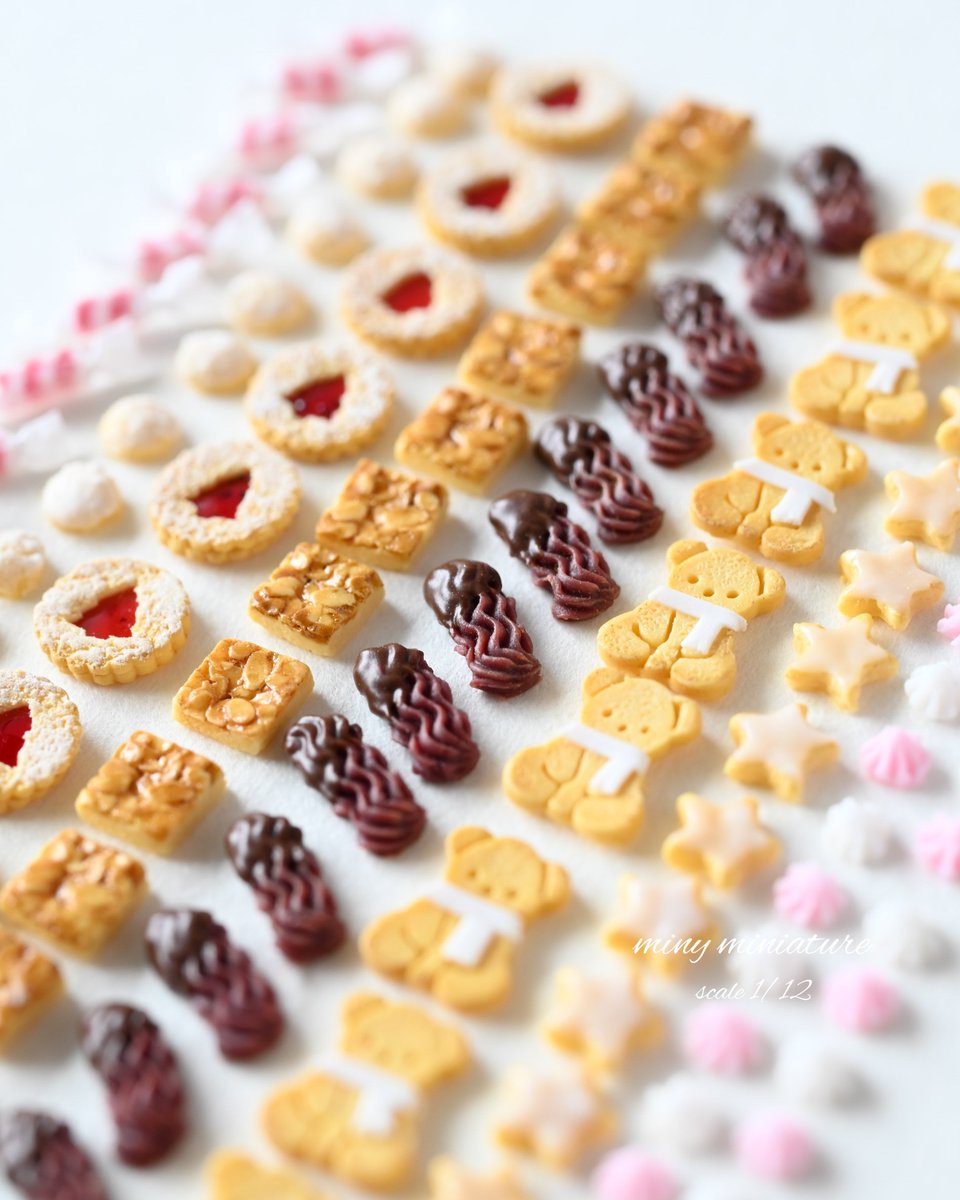 miny_miniature's tweet photo. 小さなクッキー色々作って並べてみました🍪😋クリスマスのクッキー缶に詰めていきます🎄
#miniature https://t.co/T1ovA1eVSj