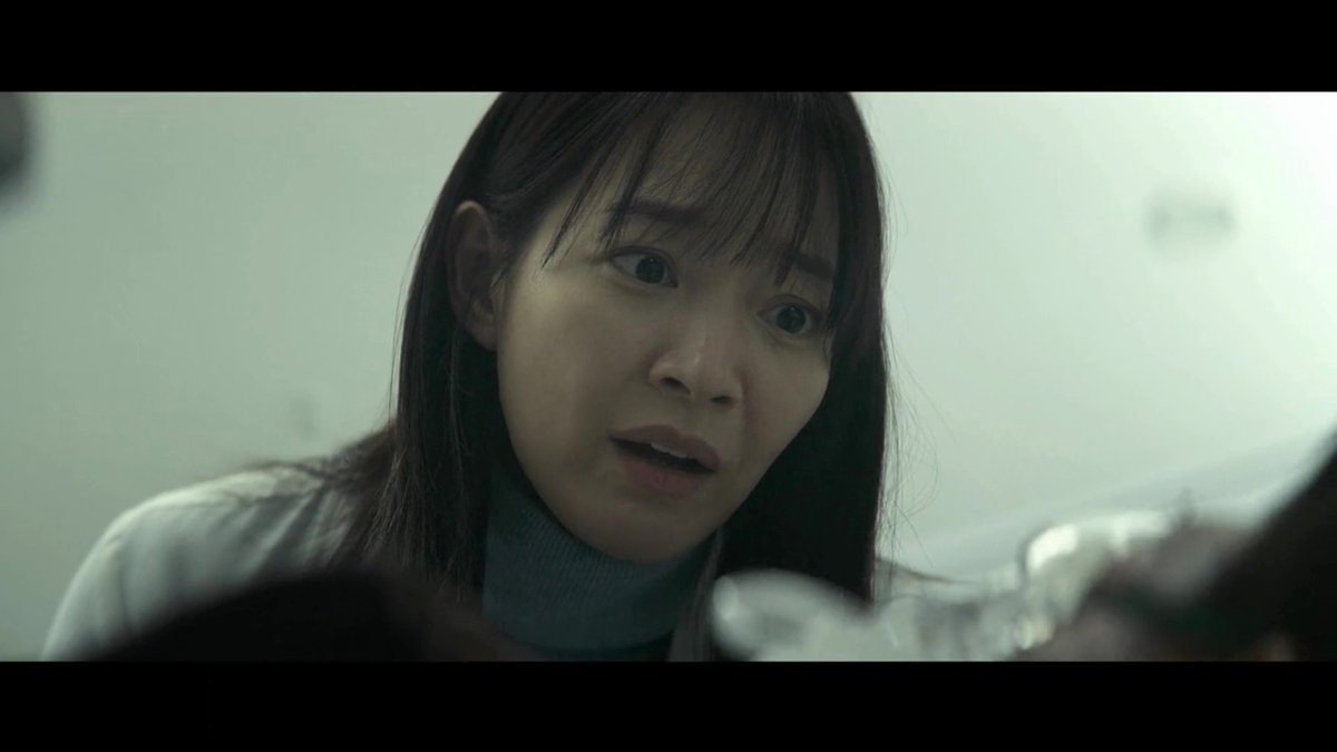 TinTonTheater's tweet photo. 韓国ドラマ『悪縁』第1話。
主人公がクズキャラだけど、内容は面白かった！

・主人公のジェヨンには借金がある
・返済期限は一ヶ月。期限を過ぎたら殺される
・父親が車との接触事故で入院。ジェヨンは車の運転手から示談金として600万ウォンを手にする
・父親の自宅からロレックスなどをパクる
・ジェヨンの父親は保険に加入していた
・保険金のことを知ったジェヨンは父親殺しを計画
・元同僚のギルリョンに父親殺しを依頼
・警察から父親が亡くなったと連絡が入る
・保険金を手にするには事故死でなければならないが、警察は父親が故意に殺された可能性があるとみている
・父親を車ではねた犯人を見たという目撃者がいる。その女性は父親の知り合い
・父親は車で二回はねられたが、遺体は山中で発見された
・ジェヨンと女医は知り合い？

1話冒頭のシーン。
廃ビルでジェヨンが椅子に縛られていたけど、
あの状況になったのは普通に考えたら、
借金の返済期限に間に合わなかったからだよな～。
借金取りが火を放ってジェヨンは大やけどを負ったと。
でも、椅子に両手両足を縛り付けられた状態から、
どうやって階段まで逃げれたんだ？
あと父親が山に埋められていたってのも謎だわ🤔