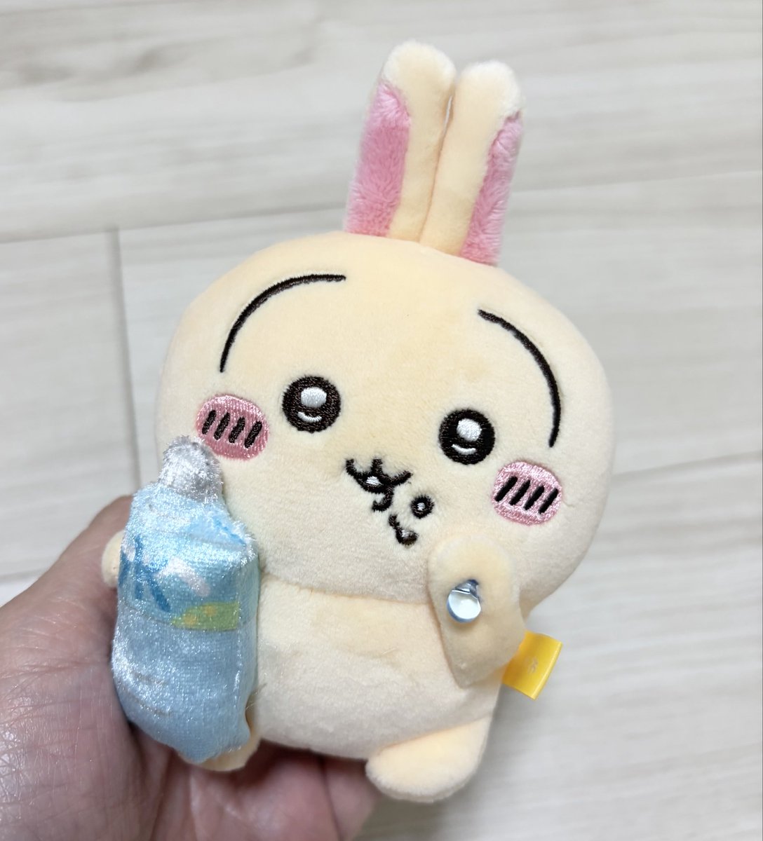 usagiuriri2's tweet photo. おいしいよ、水のマスコットかわいい🥲♡
あとずっと探してたダイソーのポーチとペンケース見つけて歓喜✨ https://t.co/bLJ45K092t