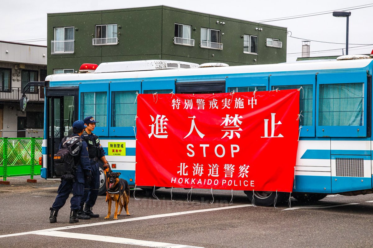Minipato_8695's tweet photo. 千歳市空港開港100年記念市民パレードでの規制してた車両達。

夢の国の力が凄すぎて人の量が半端なさすぎるくらい多くて、千歳レーザーの赤灯撮れず。
まさかランクルが赤上げて待機しているとはね… https://t.co/11HrZ9DzHL