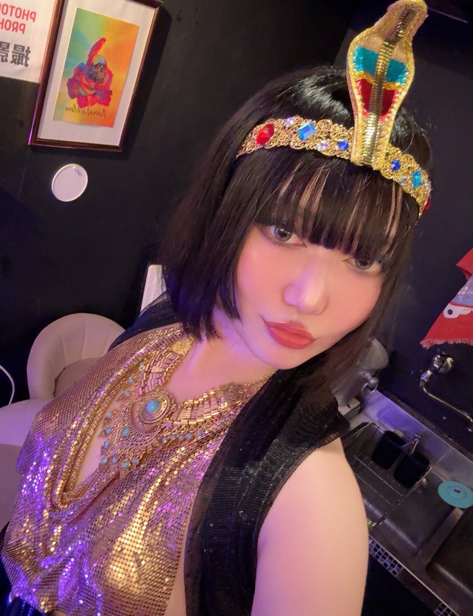 s_ffatale's tweet photo. ファムファタール8周年、ありがとうございました🥂🖤

入店して日も浅いですが、皆様と華やかな夜を過ごせて楽しかったです。

衣装の元ネタは、アレクサンドル・カバネル『死刑囚に毒を試すクレオパトラ』です。
死と美、傍らに女性と足元には豹を侍らせる強い支配��という絵図が好みで、選びました。 https://t.co/aehEKLKz89