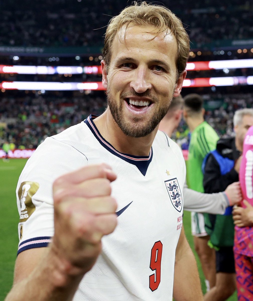 ActuFoot_'s tweet photo. 🚨🚨 Harry KANE 🏴󠁧󠁢󠁥󠁮󠁧󠁿 : « POURQUOI ON NE ME VOIT PAS TROP EN DEHORS DES TERRAINS ? C’est juste ma personnalité en dehors du football. 😅

Je suis quelqu’un de TRANQUILLE qui mène ma vie de mon côté

JE SUIS UN MEC DRÔLE moi mais LES GENS NE LE REMARQUENT PAS trop… 😂 »

🎙️ @telefoot_TF1