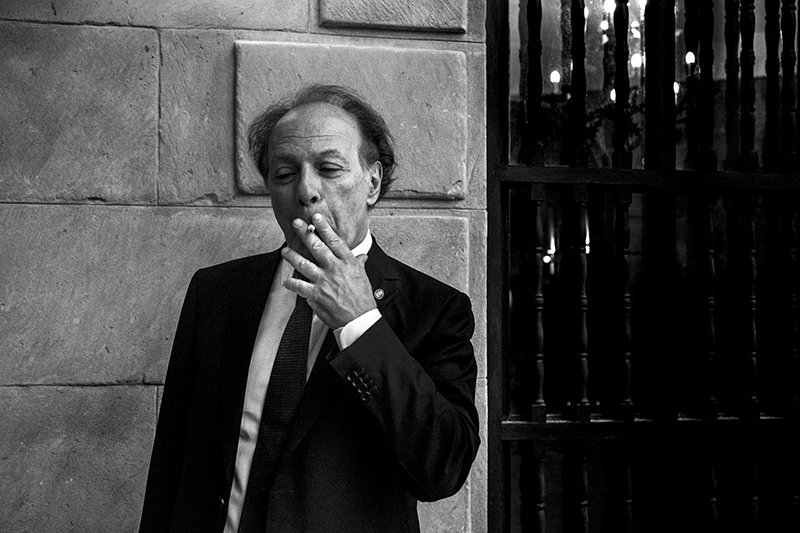 karinasainz's tweet photo. Hoy es 20 de septiembre, cumpleaños de Javier Marías. Esta bella fotografía de @viglesiasphoto para @zendalibros https://t.co/xCndDKJ2bY