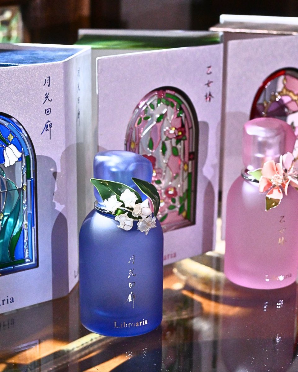 Libroaria's tweet photo. 💎新作のコレクション💎
Stainedglass Collection 

ステンドグラス越しに広がる情景から着想を得た、
特別なコレクションが誕生いたします。

どこか懐かしく、幻想的な大正浪漫の面影を感じる3つの香り🥀 

Lineup 1)月光回廊　
しんと静まりかえった洋館の回廊。夜もふけて、大きな窓からいっぱいに差しこんだ青白い月明かりが、回廊の床にゆらゆらと揺れている。どこか幻想的で心がおちつく情景をイメージした香りです。　
　
Lineup 2)乙女椿　
ミントグリーンの窓辺から裏庭に目をやれば、淡いピンクの椿の花が、かすかに揺れている。さわやかな光をうけた朝露をちいさくきらめ��て。心がふわりと優しくなる、しずかな朝をイメージした香りです。　

Lineup 3)夜会のワルツ　
都会のかたすみにたたずむ洋館でひそやかに開かれる夜会。きらびやかなシャンデリア、ワイングラスが重なる音、色とりどりのドレス。
華やかで秘密めいた夜���ひとときをイメージした香りです。