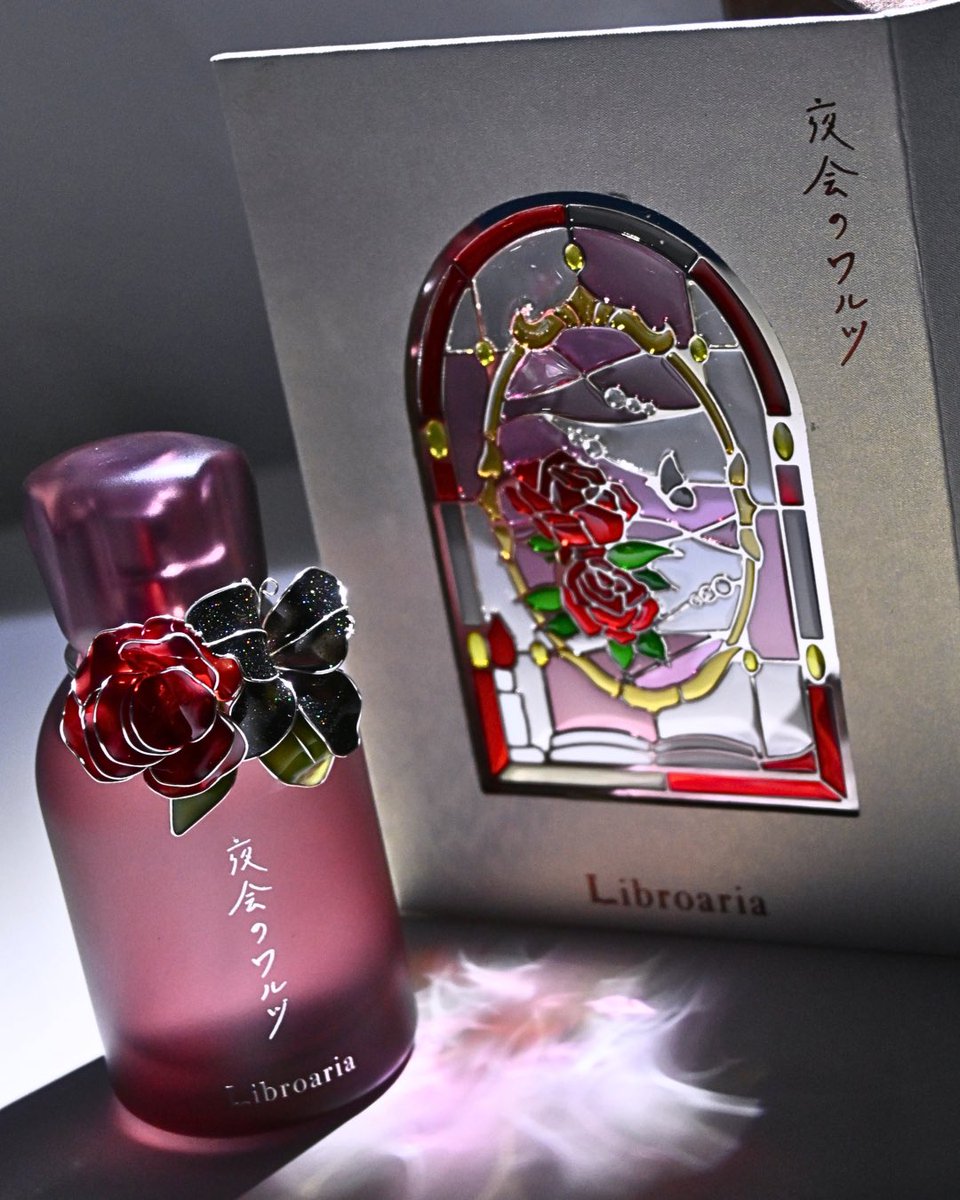 Libroaria's tweet photo. 💎新作のコレクション💎
Stainedglass Collection 

ステンドグラス越しに広がる情景から着想を得た、
特別なコレクションが誕生いたします。

どこか懐かしく、幻想的な大正浪漫の面影を感じる3つの香り🥀 

Lineup 1)月光回廊　
しんと静まりかえった洋館の回廊。夜もふけて、大きな窓からいっぱいに差しこんだ青白い月明かりが、回廊の床にゆらゆらと揺れている。どこか幻想的で心がおちつく情景をイメージした香りです。　
　
Lineup 2)乙女椿　
ミントグリーンの窓辺から裏庭に目をやれば、淡いピンクの椿の花が、かすかに揺れている。さわやかな光をうけた朝露をちいさくきらめ��て。心がふわりと優しくなる、しずかな朝をイメージした香りです。　

Lineup 3)夜会のワルツ　
都会のかたすみにたたずむ洋館でひそやかに開かれる夜会。きらびやかなシャンデリア、ワイングラスが重なる音、色とりどりのドレス。
華やかで秘密めいた夜���ひとときをイメージした香りです。