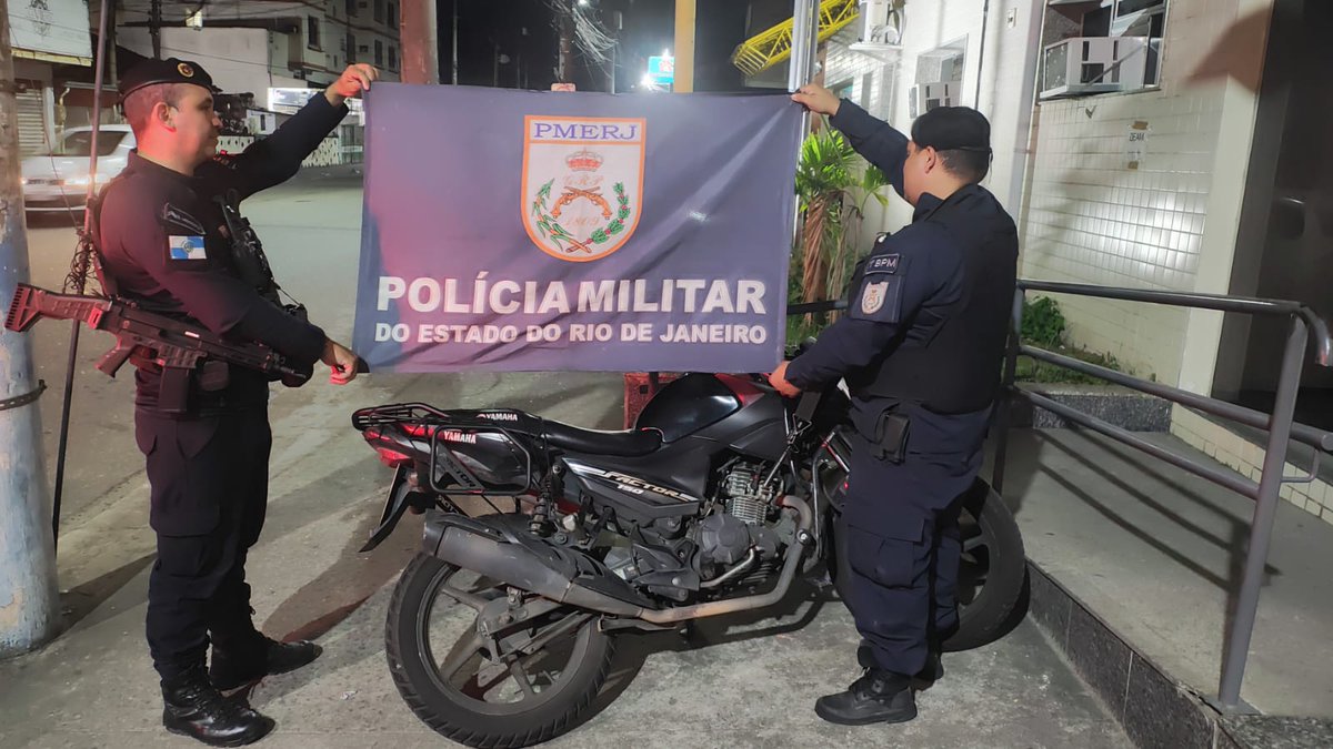 PMERJ's tweet photo. 📍Policiais do #1BPM prenderam um roubo por roubo e apreenderam um simulacro de pistola, dois celulares, uma motocicleta e dinheiro em espécie na Avenida Presidente Kennedy, no Centro de São Gonçalo.
#ServireProteger https://t.co/jQ4QnGRdwh