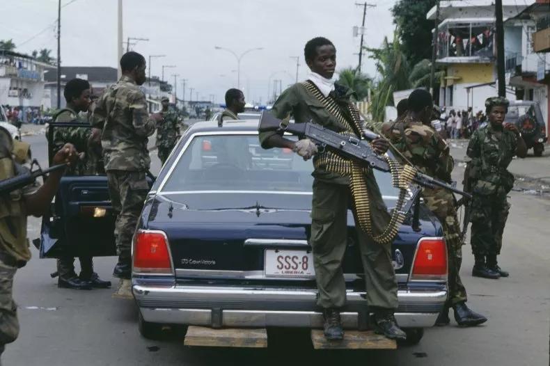 African_Pathe's tweet photo. 🇱🇷 He left as president. Hours later, he was dead.

On September 9, 1990, Samuel Doe went to Monrovia's Freeport.

Prince Y. Johnson's fighters ambushed and captured him.

His final hours were filmed.

By day's end, Liberia's former ruler was dead. https://t.co/naBSe4PKuJ
