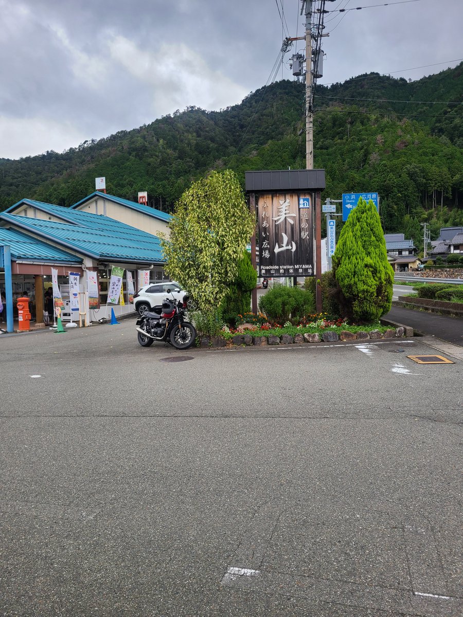 mikabbdae0426's tweet photo. 右手首骨折後3カ月ぶりのおﾊﾞｲｸ🏍️いつもの道の駅和まで!意外とすんなり乗れたね。久々に乗るとこんなにうるさかったっけてくらいマフラーの音がでかく感じた😅帰りは162号から、ﾐﾑﾗさんに寄ってｹｰｷお持ち帰り🍰今日からのｷｬﾗﾒﾙﾎﾟﾜｰﾙとﾓﾝﾌﾞﾗﾝ✨後でゆっくり楽しも☺️ https://t.co/mNyDDzjigw