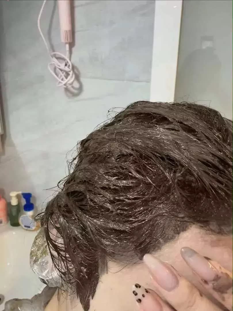 alluraxxsss's tweet photo. ATE SA WATSONS, SANA LAGING MASARAP ULAM MO. 😭🤎😂

Medyo takot talaga akong magkulay kasi sensitive ang scalp ko, pero DARK CHOCOLATE?! No bleaching needed, and personally, hindi siya mahapdi sa’kin. 🫶🏻✨

From black hair to this shade?! ANG GANDA. Yung tipong bawat salamin, kailangan silipin ulit. 😭🤎