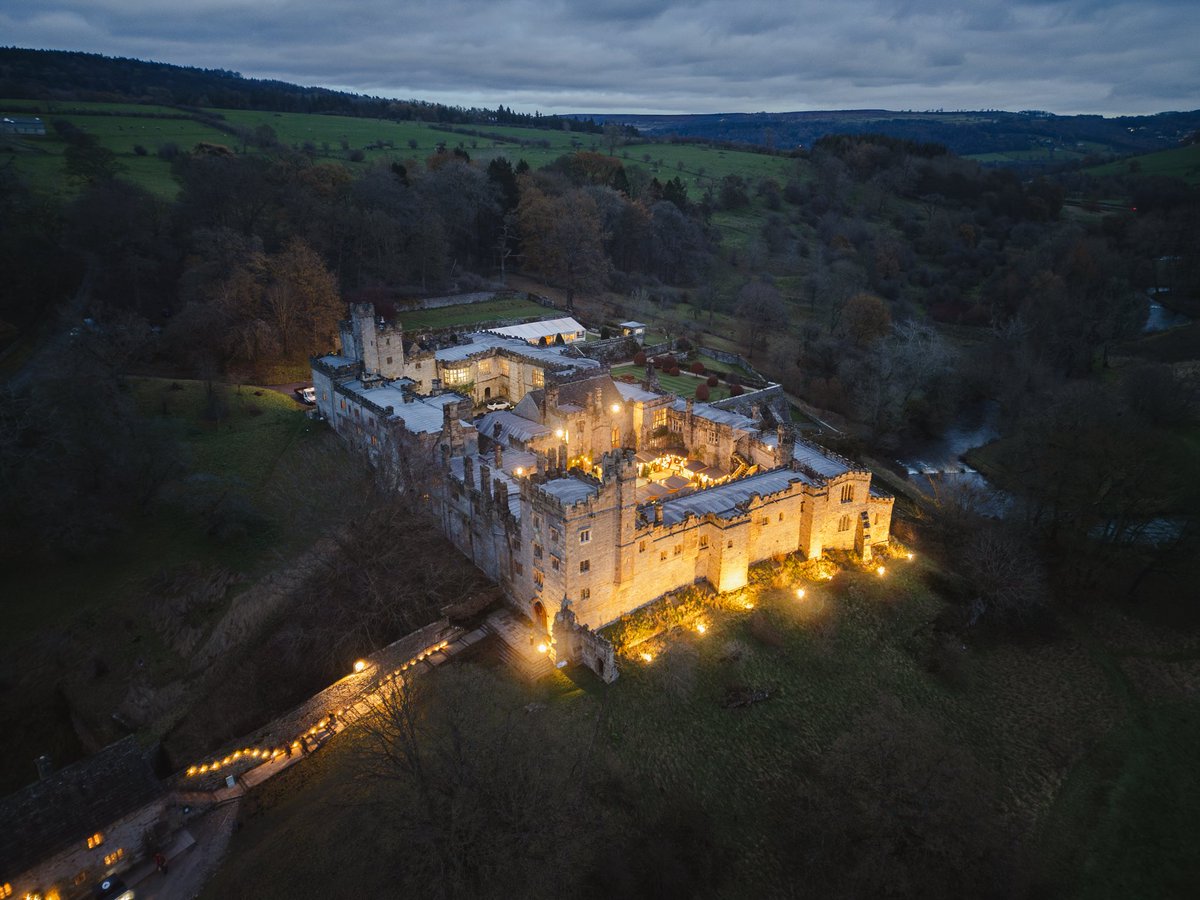 peaklass1's tweet photo. I know it’s only September - but I’m already getting ready for Haddon Hall’s magical Mercatum Christmas Artisan Market! 

This is honestly the BEST Christmas event anywhere, full of twinkly lights, festive decorations, live music  and beautiful stalls, all set within the rooms, gardens and grounds of this medieval hall. Each stall is carefully curated to feature only the finest quality artists, makers and craftspeople. (You won’t find any tat sourced from China here!) 

This year Mercatum is on for 6 weeks from Wednesday to Sunday each week. Please come and find me in the Long Gallery for the final 3 weeks in December - but the event starts on 11 November. Full details below…

Important note! This year you must pre-book your tickets, you can’t just turn up and buy them on the day. And some weekends are already VERY close to being sold out. 😬

📆 11 Nov-20 Dec (Wed-Sun only)
🎟️ Adult £13.60 / Child £5.00
📍 Haddon Hall, Bakewell, DE45 1LA
🐕 So sorry, no woofers 
👉 https://t.co/a5naX1sDWf

I can’t wait to see some of you there! 👋🏼