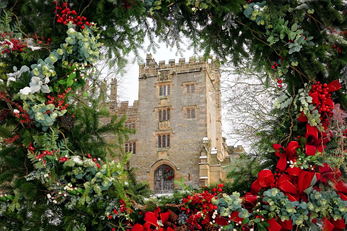 peaklass1's tweet photo. I know it’s only September - but I’m already getting ready for Haddon Hall’s magical Mercatum Christmas Artisan Market! 

This is honestly the BEST Christmas event anywhere, full of twinkly lights, festive decorations, live music  and beautiful stalls, all set within the rooms, gardens and grounds of this medieval hall. Each stall is carefully curated to feature only the finest quality artists, makers and craftspeople. (You won’t find any tat sourced from China here!) 

This year Mercatum is on for 6 weeks from Wednesday to Sunday each week. Please come and find me in the Long Gallery for the final 3 weeks in December - but the event starts on 11 November. Full details below…

Important note! This year you must pre-book your tickets, you can’t just turn up and buy them on the day. And some weekends are already VERY close to being sold out. 😬

📆 11 Nov-20 Dec (Wed-Sun only)
🎟️ Adult £13.60 / Child £5.00
📍 Haddon Hall, Bakewell, DE45 1LA
🐕 So sorry, no woofers 
👉 https://t.co/a5naX1sDWf

I can’t wait to see some of you there! 👋🏼