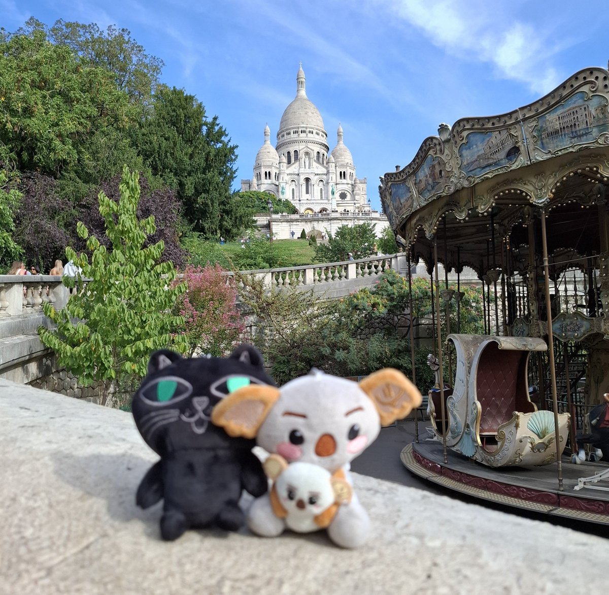 LadyMichaelis4's tweet photo. OkCat and Khunala quick trip to Montmartre ❤️💚 https://t.co/E7Wl5j9lao