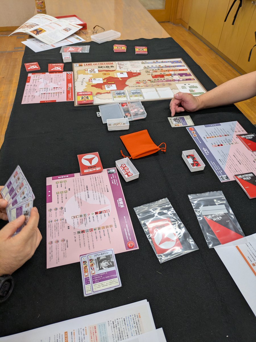 str_takeshi's tweet photo. 本日は茨城会筑西支部会。BONSAIゲームズ新作ランド&amp;フリーダムスペイン内戦3人プレイ。最終手番でアナキスト、共産主義者の協調が得られず、共和派敗北。穏健派がリードしすぎが裏目に。 https://t.co/7VdfuAFUuL