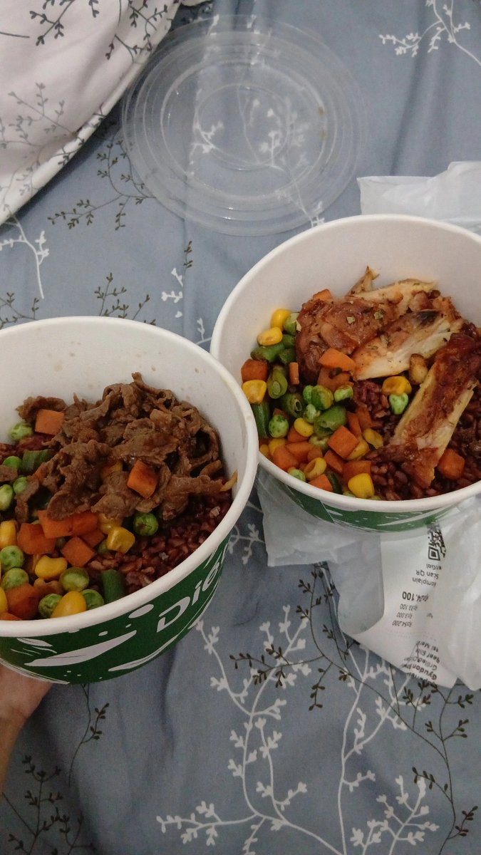 punkpinks2's tweet photo. 30k for both??😧 and they say both are only 500 calories?😧😧 https://t.co/rXzMXcoF0K