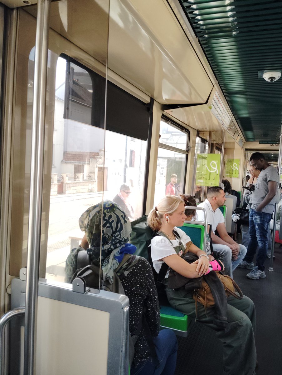 gwenchlan_'s tweet photo. @Naolib_Direct Bonjour, rame 343, un vouloir entre 2 portes est à moitié ouvert. https://t.co/tq9UX4q6sQ