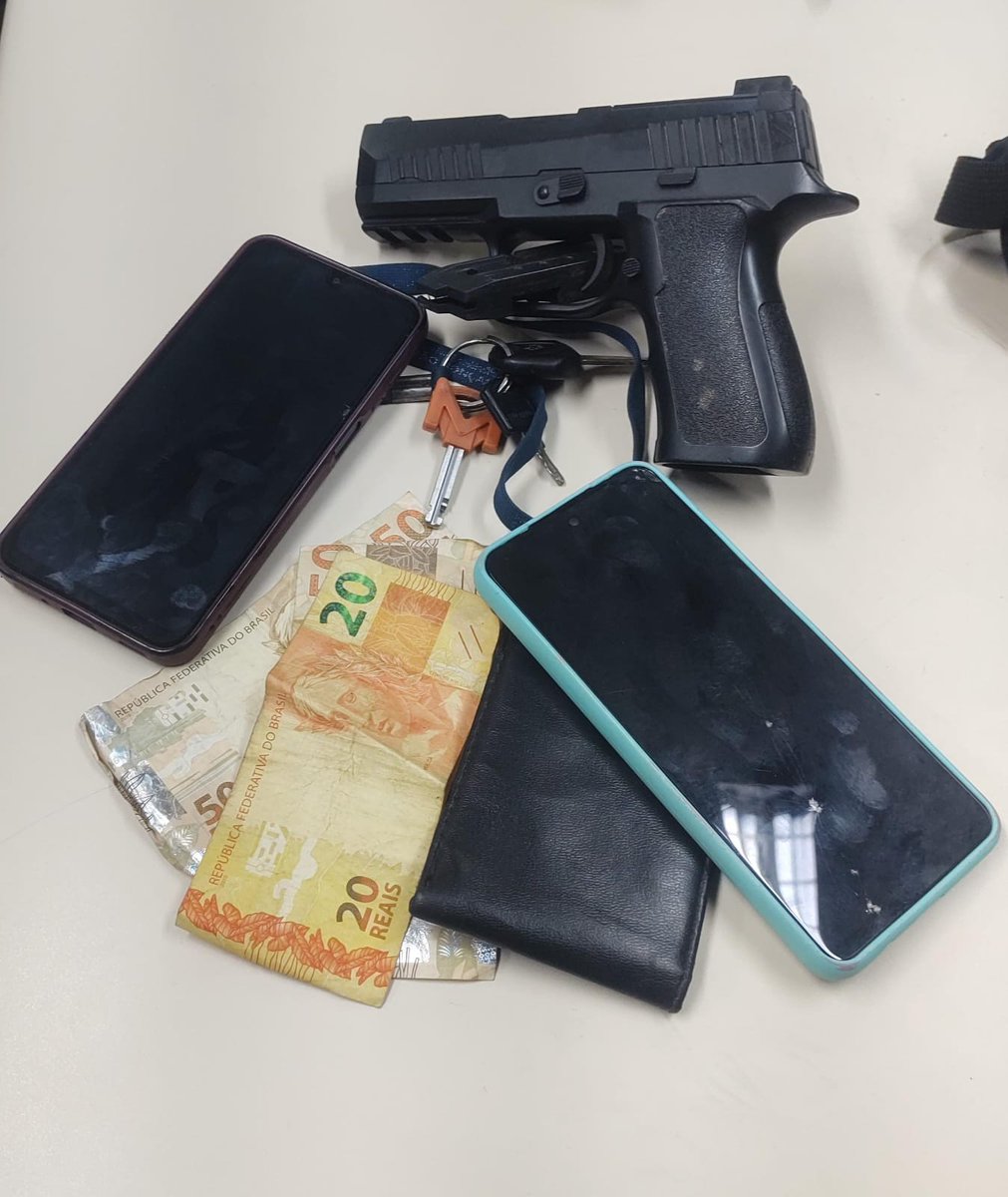 PMERJ's tweet photo. 📍Policiais do #1BPM prenderam um roubo por roubo e apreenderam um simulacro de pistola, dois celulares, uma motocicleta e dinheiro em espécie na Avenida Presidente Kennedy, no Centro de São Gonçalo.
#ServireProteger https://t.co/jQ4QnGRdwh