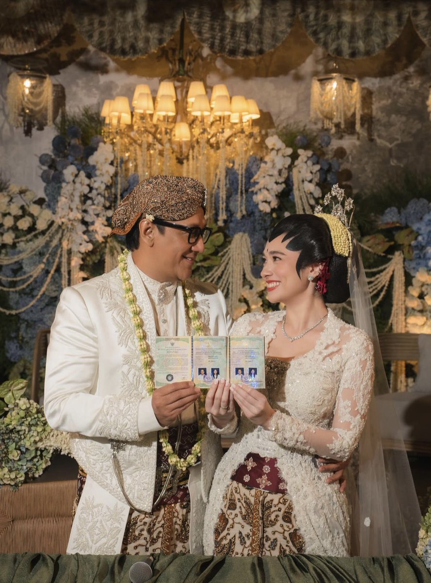 insidefolkative's tweet photo. Potret Andre Taulany dan Amanda Rigby di momen pernikahan mereka. https://t.co/jmJfs9bP7s