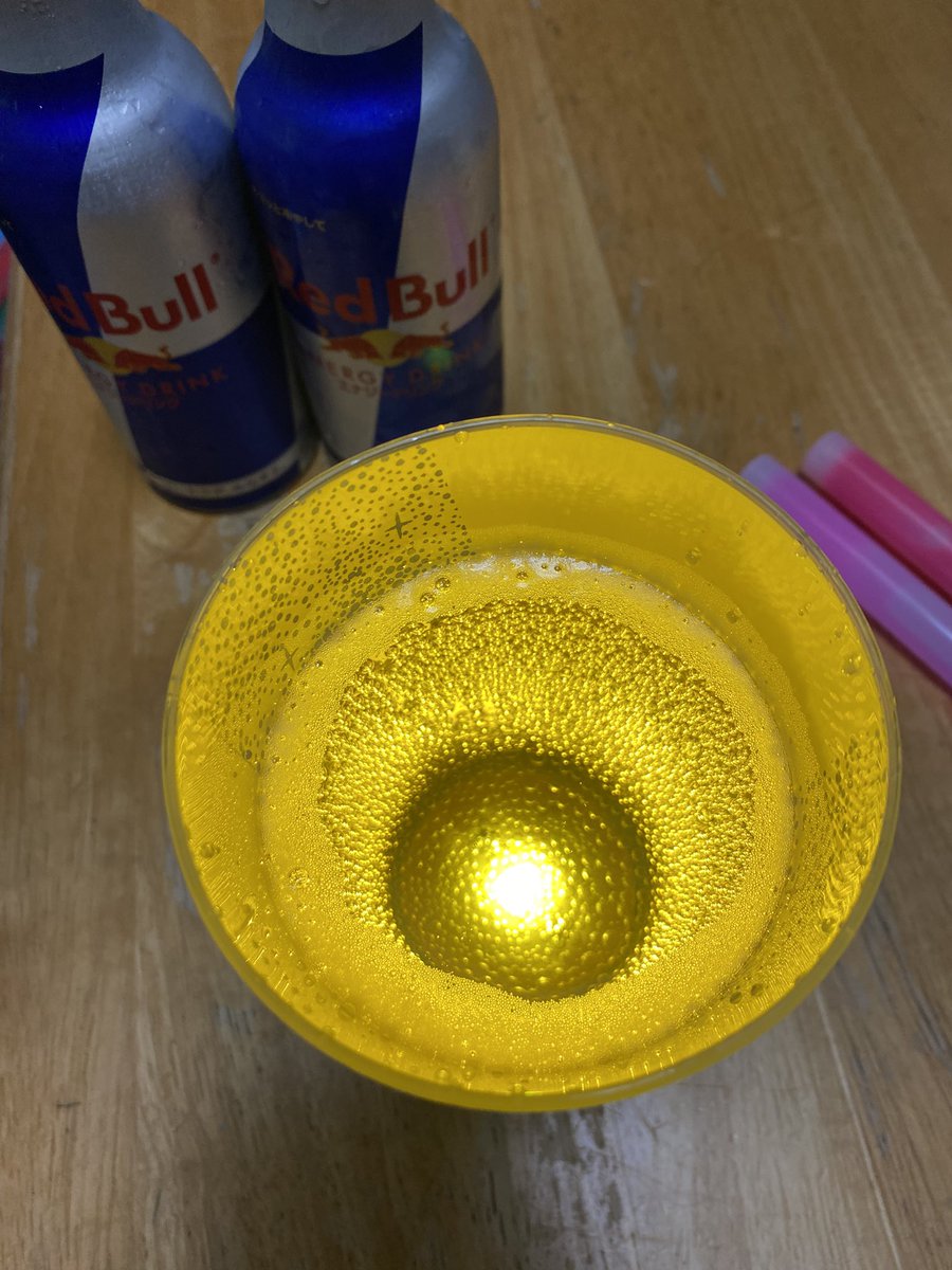 yuiki_rin's tweet photo. レッドブルのタンブラーにレッドブル注いでみた
めっちゃ眩しいw https://t.co/Ee6vbRv1xD