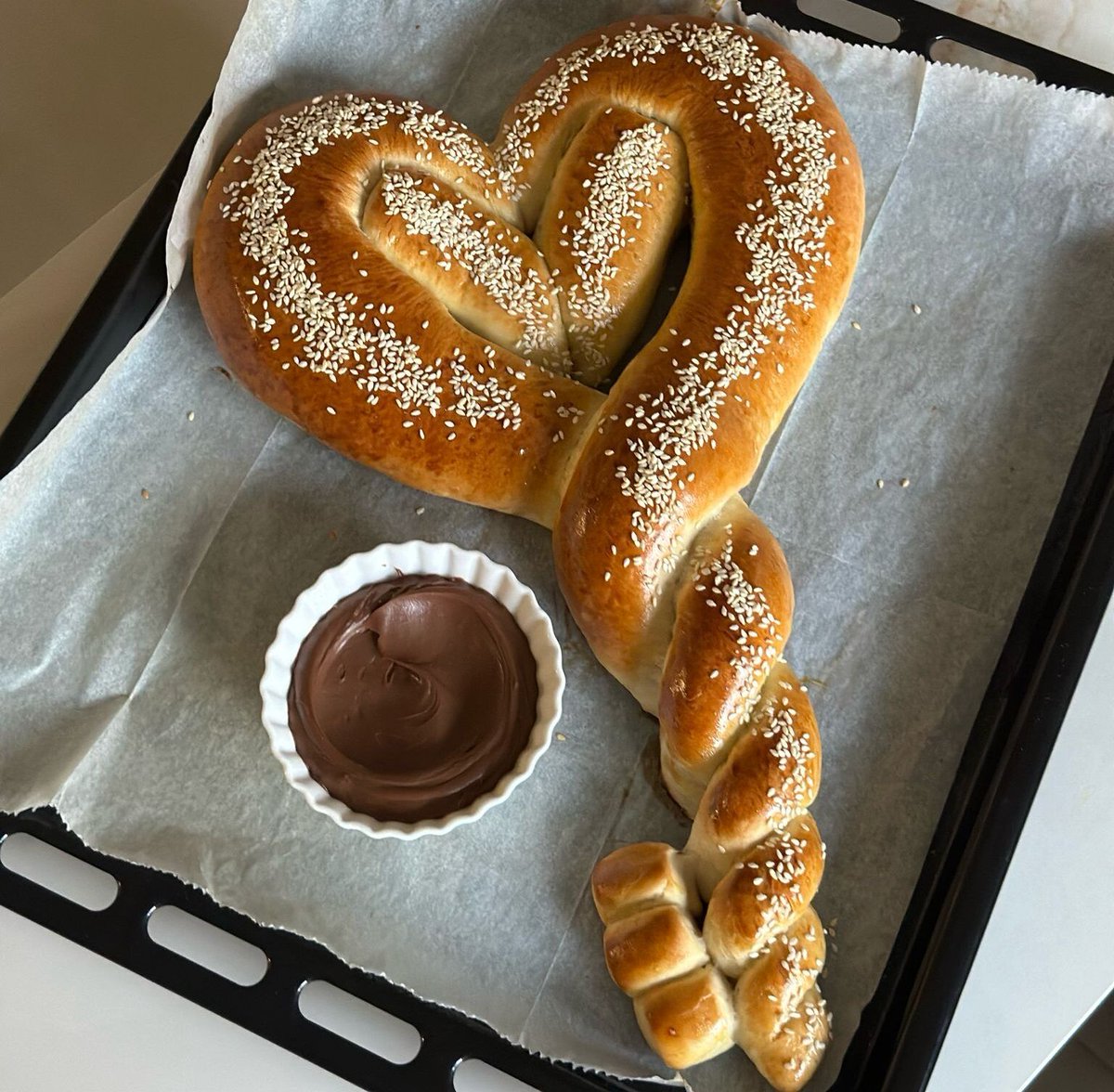 shimritbake's tweet photo. שבת אחרי פסח היא הזדמנות לפתוח דלתות חדשות.
חלת מפתח כזו היא בדיוק מה שצריך כדי להתחיל.
הריח שעולה מהתנור ממלא את הבית ומוסיף נופך של חגיגיות ושלווה.
כדי לקבל את המרקם הכי טוב, תמיד כדאי לאפות בסבלנות. 🗝️
שבת שלום ומבורכת.
https://t.co/FOutmnaq8D https://t.co/dK8nkEZJoz