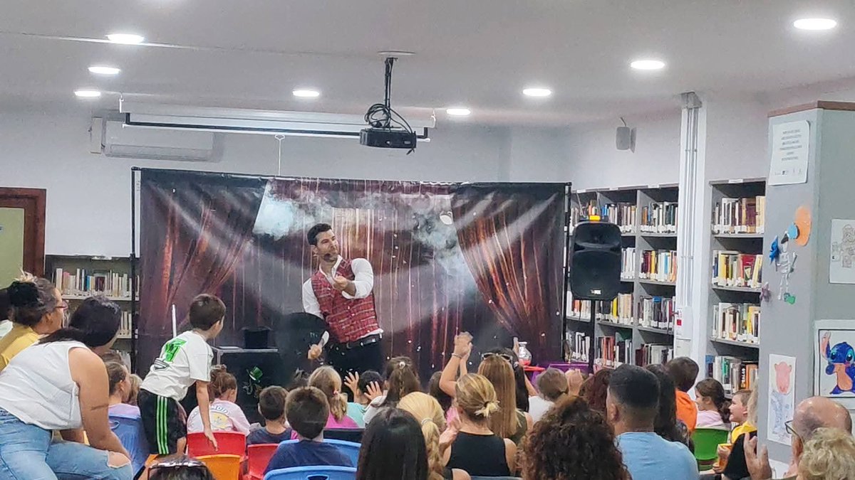 BpmLos's tweet photo. Espero que lo pasárais tan bien como yo y que os hayáis quedado con ganas de más, ¡porque todavía nos quedan algunas sesiones de cuentacuentos! 😉

🤓📖😉
#BibliotecadeLaPuebladelosInfantes #Bibliotecas #MagiaDivertida https://t.co/50TcPyY4Lo