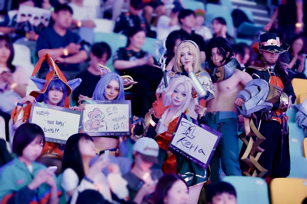 sebit_cos's tweet photo. 🔥T1 응원하러온 LOL 챔피언들❤️🔥 https://t.co/30DmmHgnia