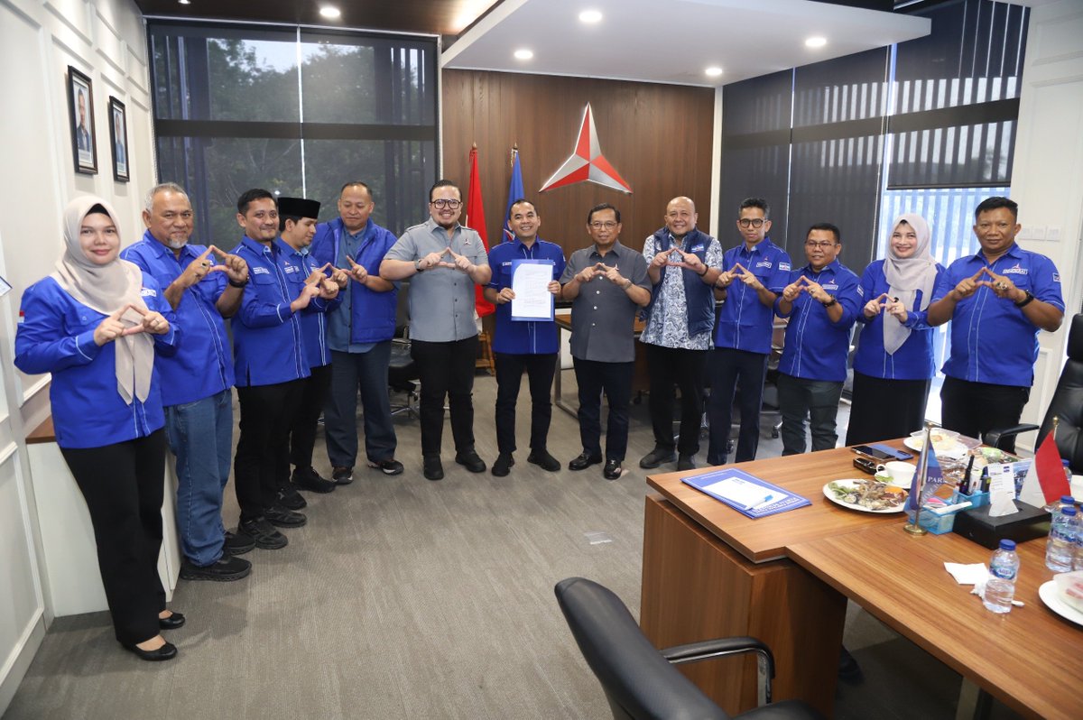 PDemokrat's tweet photo. Sekretaris Jenderal DPP Partai Demokrat, @akang_hero menyerahkan Surat Keputusan (SK) kepada empat Ketua DPD Partai Demokrat terpilih di Kantor DPP Partai Demokrat, Wisma Proklamasi, Jakarta, Jumat (18/9/2026).

Keempat Ketua DPD Partai Demokrat terpilih tersebut yakni Dr. Sayuti Abubakar, S.H., M.H., sebagai Ketua DPD Partai Demokrat Aceh periode 2026–2031; Ir. H. Mulyadi sebagai Ketua DPD Partai Demokrat Sumatera Barat; Dr. Hj. Iti Octavia Jayabaya, S.E., M.M. sebagai Ketua DPD Partai Demokrat Banten; serta Ermin Elviani, S.H. sebagai Ketua DPD Partai Demokrat Kalimantan Barat.