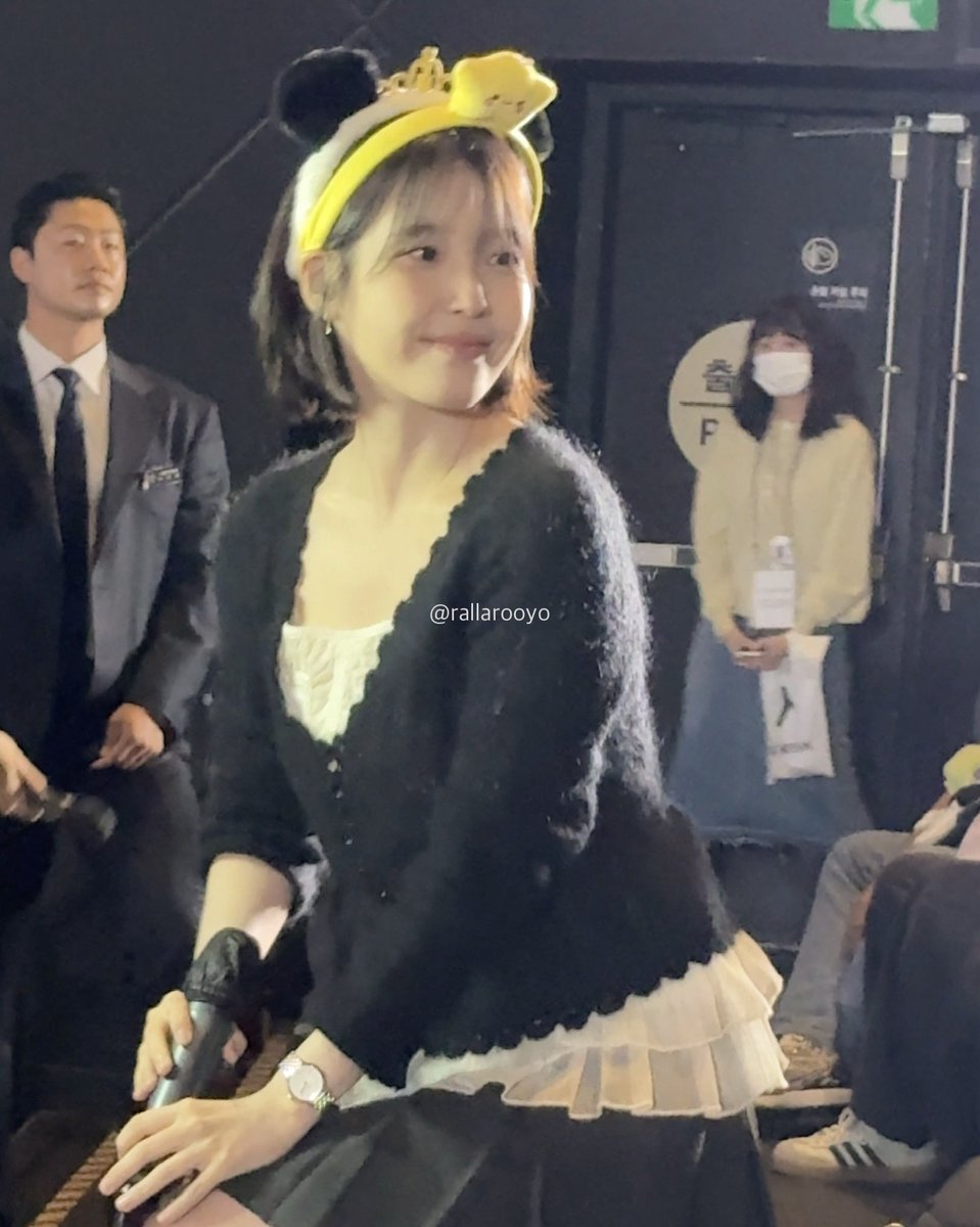 rallarooyo's tweet photo. 260920  #아이유 #iu 

팬들 바라보는 착순이…  이러는데 어케 안 사랑해 https://t.co/q2MJm3jv7v