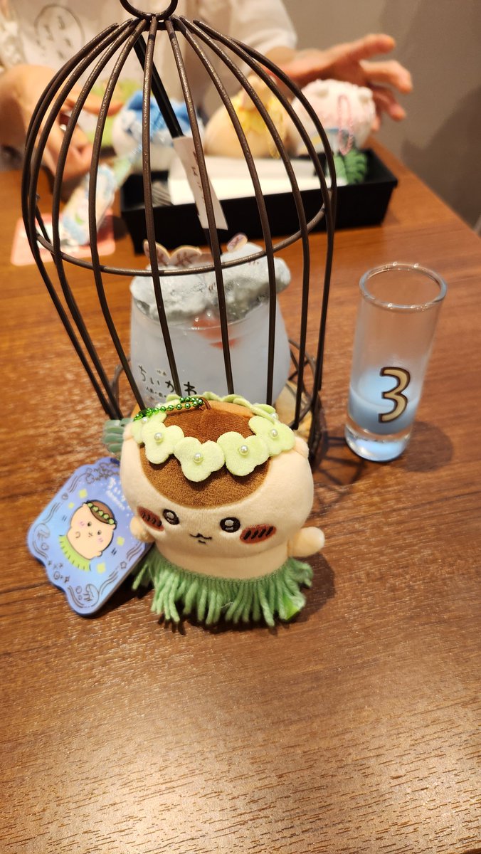 KenShan90530's tweet photo. ちいかわカフェ行ってきました。店内BGM映画の曲満載だし壁から天井まで島編ずくしで最高でした🏝
コースターは島二郎、貝汁&amp;カレーのレシピも貰えて最高‼️
#ちいかわカフェ https://t.co/sn6cKLd91f