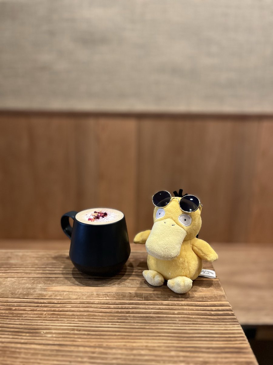 mattarinuito's tweet photo. 紅茶エスプレッソのお店行ったよ

バラの花びら乗っててオシャレ！
美味しかったね✨🌹

#ポケモンfit #ぬい撮り #ぬい活 #ポケモンのいる生活 https://t.co/MPeu966cgd