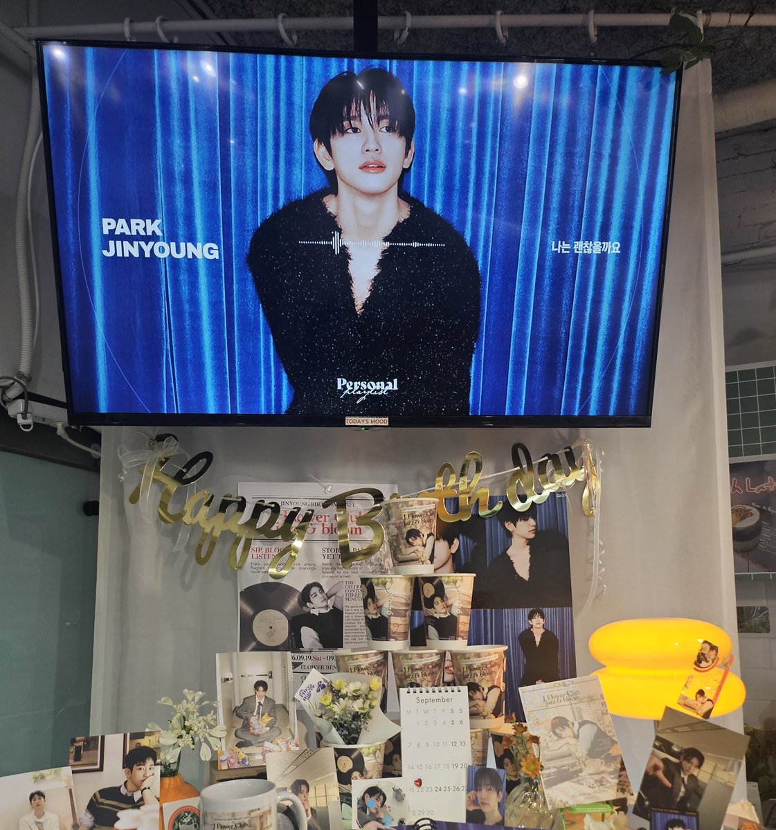everydayforjy's tweet photo. 들어가자마자 꽃향이 나면서 기분이 좋아졌던😍 진영이가 꽃과 식물 곳곳에 보이니 너무 이뻤어요😆 역시 진영 + 초록 자연 =💘🫠
메뉴판도 쵝오🙌👍 플라워특전으로 받은 꽃도 너무 이쁜! 잘 간직할께요🧡

#JFlowerClub
#진영생일카페 https://t.co/9RX49IrWFn
