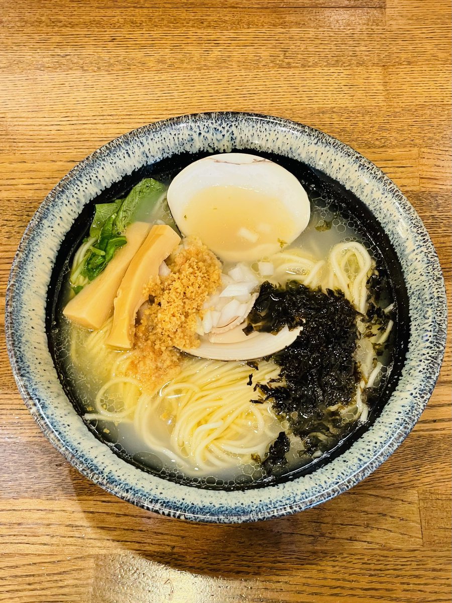 bloomramen's tweet photo. 㐂九家 さん　にて
「でか過ぎる蛤　貝 潮SOBA｣
しじみハマグリ出汁 潮ダレ 細麺 自家製カラスミ &amp; more
これで この日もhappy決定♪
毎度の “目を惹く仕掛け”  だけではない味　をまた楽しむ
 ｢㐂りん食堂｣ さんのTV取材を差し置いて駆けつけたことに 社長さんは苦笑い

2026年百四十杯目 9/20限定 https://t.co/dx8n4m4UEc