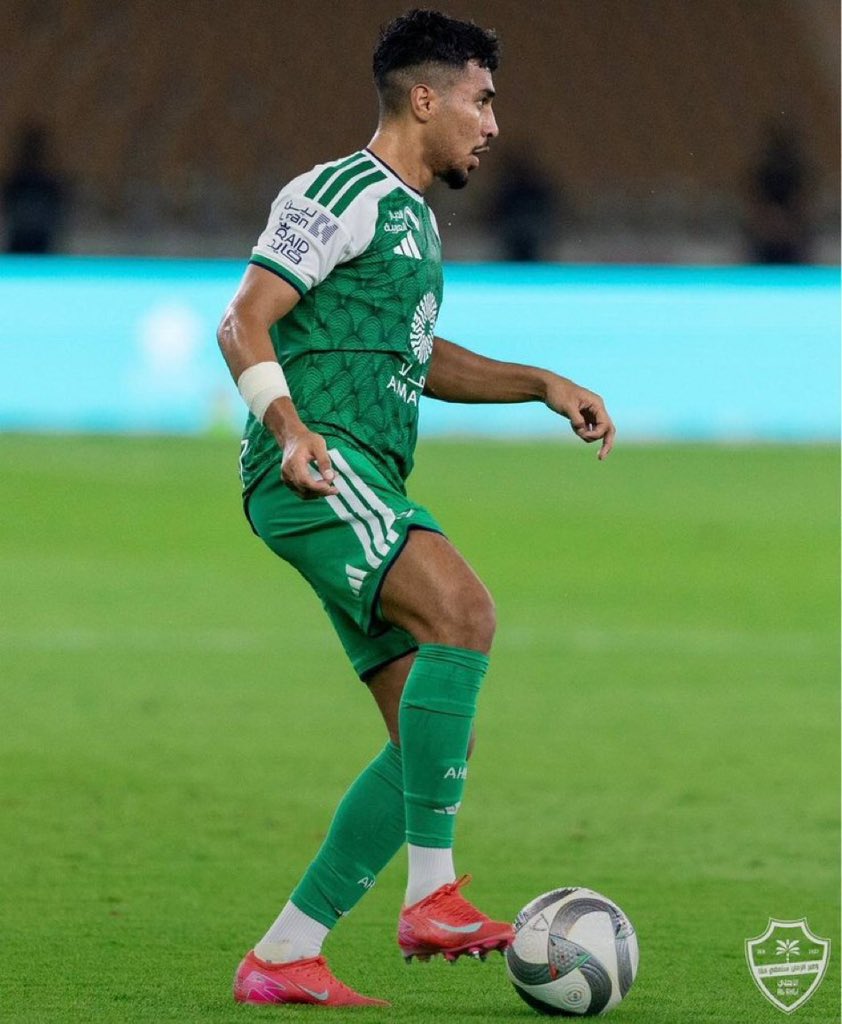 m_oh48's tweet photo. المتدرب وش كان يفكر فيه يوم بدل باعطيه 

والله انه كتم جناحهم لدرجه مدرب صن داونز وداه جناح يمين https://t.co/CFWbeJyOUd
