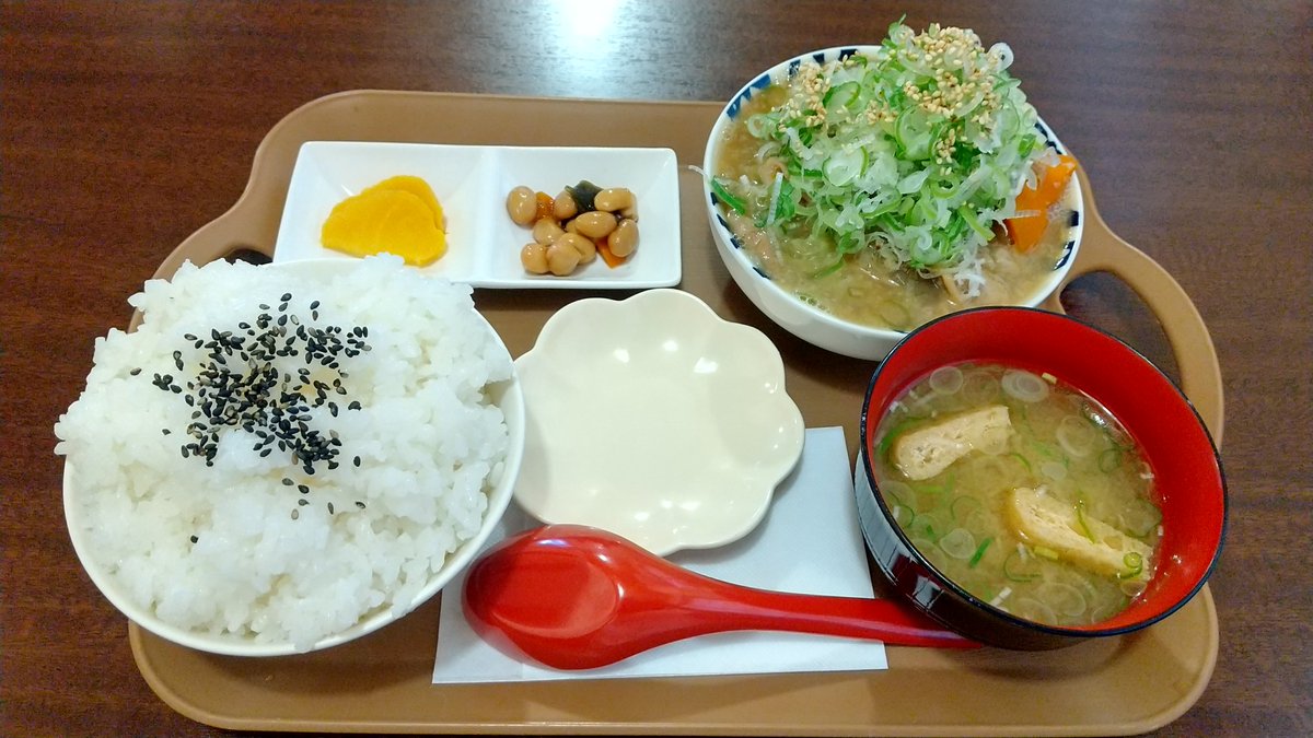 pachislotenchou's tweet photo. 【ヤマドラレポ】
巡回時のグルメレポートです🐡ｲｸｩ

先日富士にあるもつやま食堂様にランチへ

もつ煮込み定食(醤油)を注文

ボリューミーでコスパ抜群！

東京で喰ったら2000円以上しそうです。

素朴で無名のようなもつでしたが、味はしっかりと残り、口の中に入れた瞬間、バレットのように旨味が届きました！