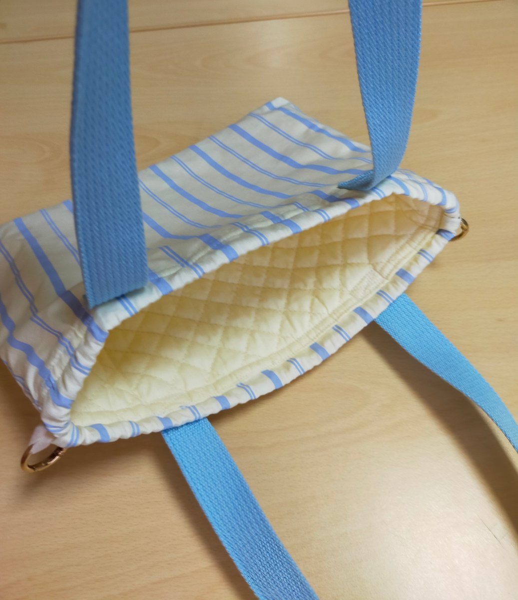 smile_mtj's tweet photo. コスメキッチンの
ギフトを頂きました🎁
かわいい巾着に入っていたので
キルト生地と持ち手を付けて
リメイクしてみました😊
#ハンドメイド
#コスメキッチン
#CosmeKitchen https://t.co/wW391pI02B