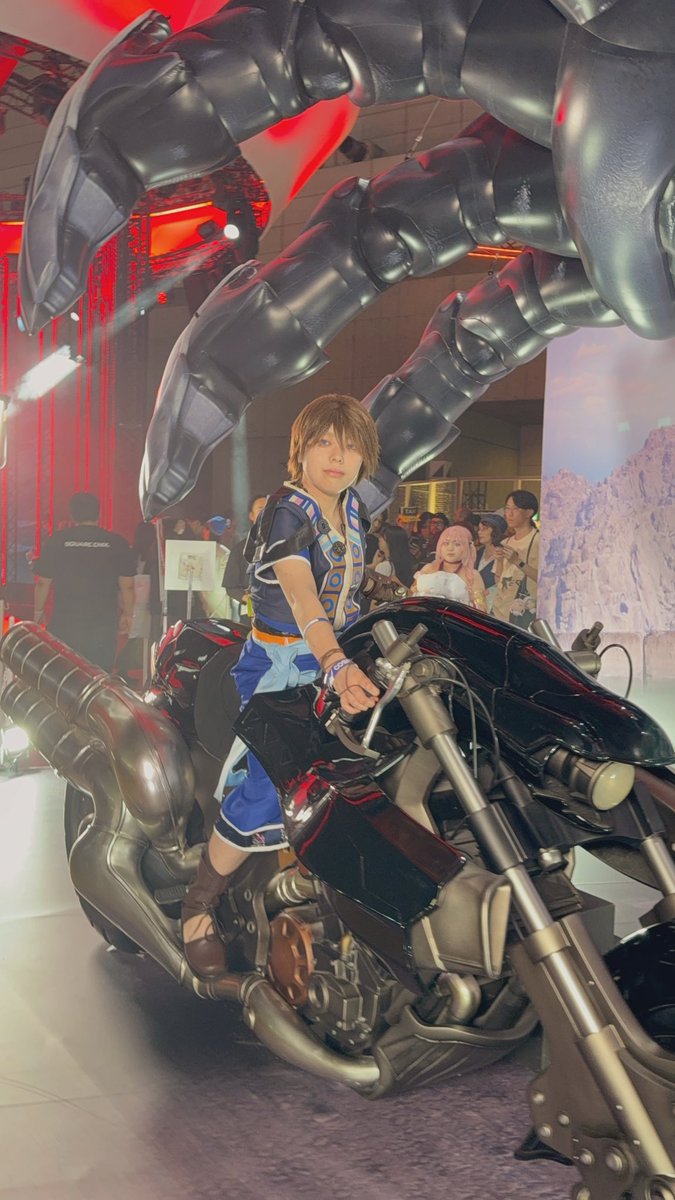 Regulus3939's tweet photo. このとき、FFの最推しのクラウドのバイク、バスターソードを触っている…！！！
自認クラウドになりかけました。危ない危ない。

#TGS2026 https://t.co/q9Vk0hDU2u