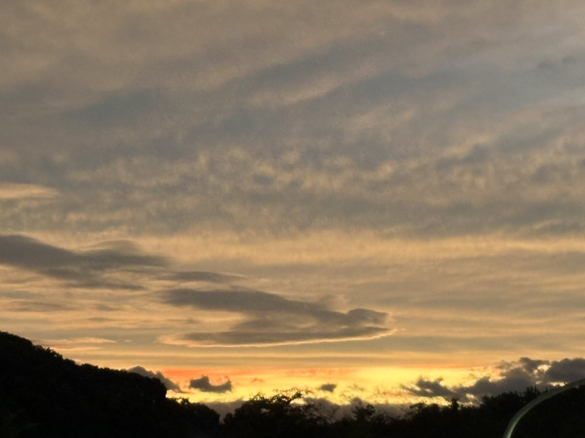 eraunaflor's tweet photo. トワイライトという感じの空模様でした。 https://t.co/gt5WCTGr8p