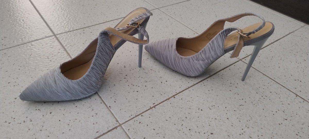AlexyaAss's tweet photo. Im selling used heels. https://t.co/7rdBIAxSpx
