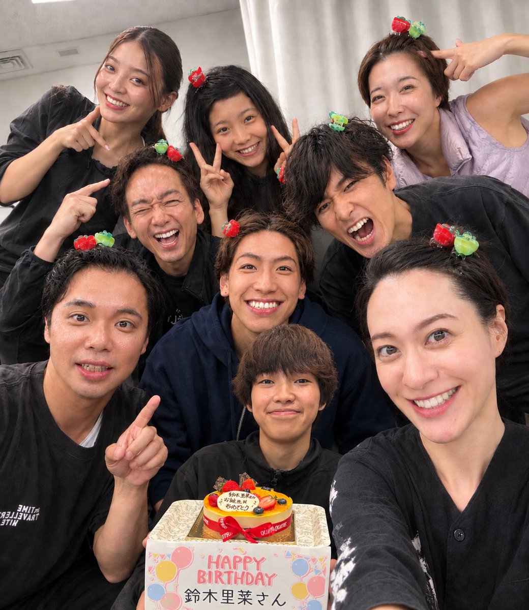 na0mi1003's tweet photo. 昨日男子アンサンブルが、グッズのアップルヘアクリップを付けた写真をあげてて、女子も同じ事していたので…
今日誕生日だった🎂里菜ちゃんも一緒に、どどんとまとめてみた❗️
AI感満載（笑）みんな舞台裏でもこんな感じで和気藹々🍎🍏

#タイムトラベラーズワイフ
東京公演残り5回。一回一回大切に！ https://t.co/5rVpJ1LsF6