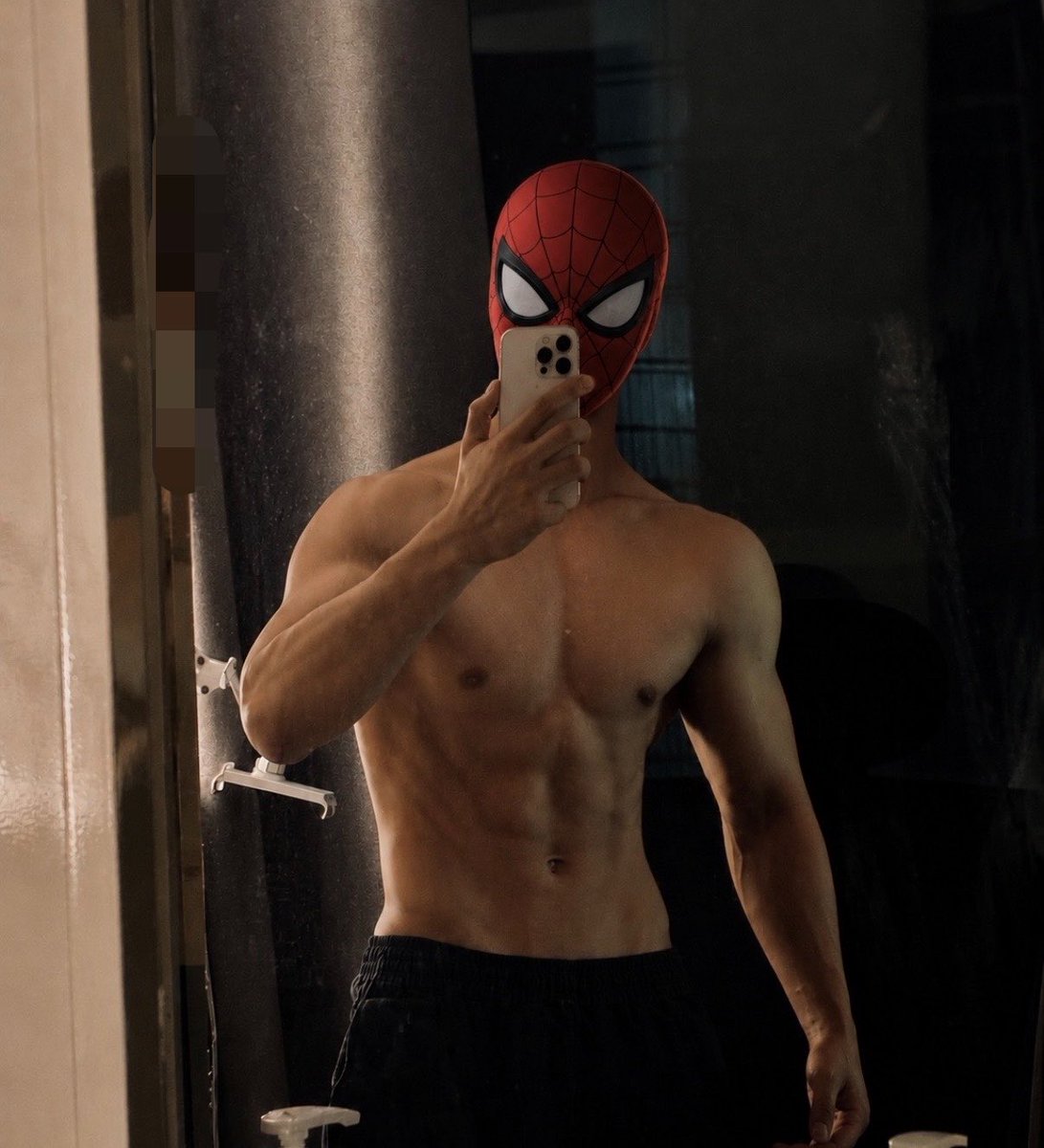 hasibalum's tweet photo. Spiderman? https://t.co/AMNXp4eCjb