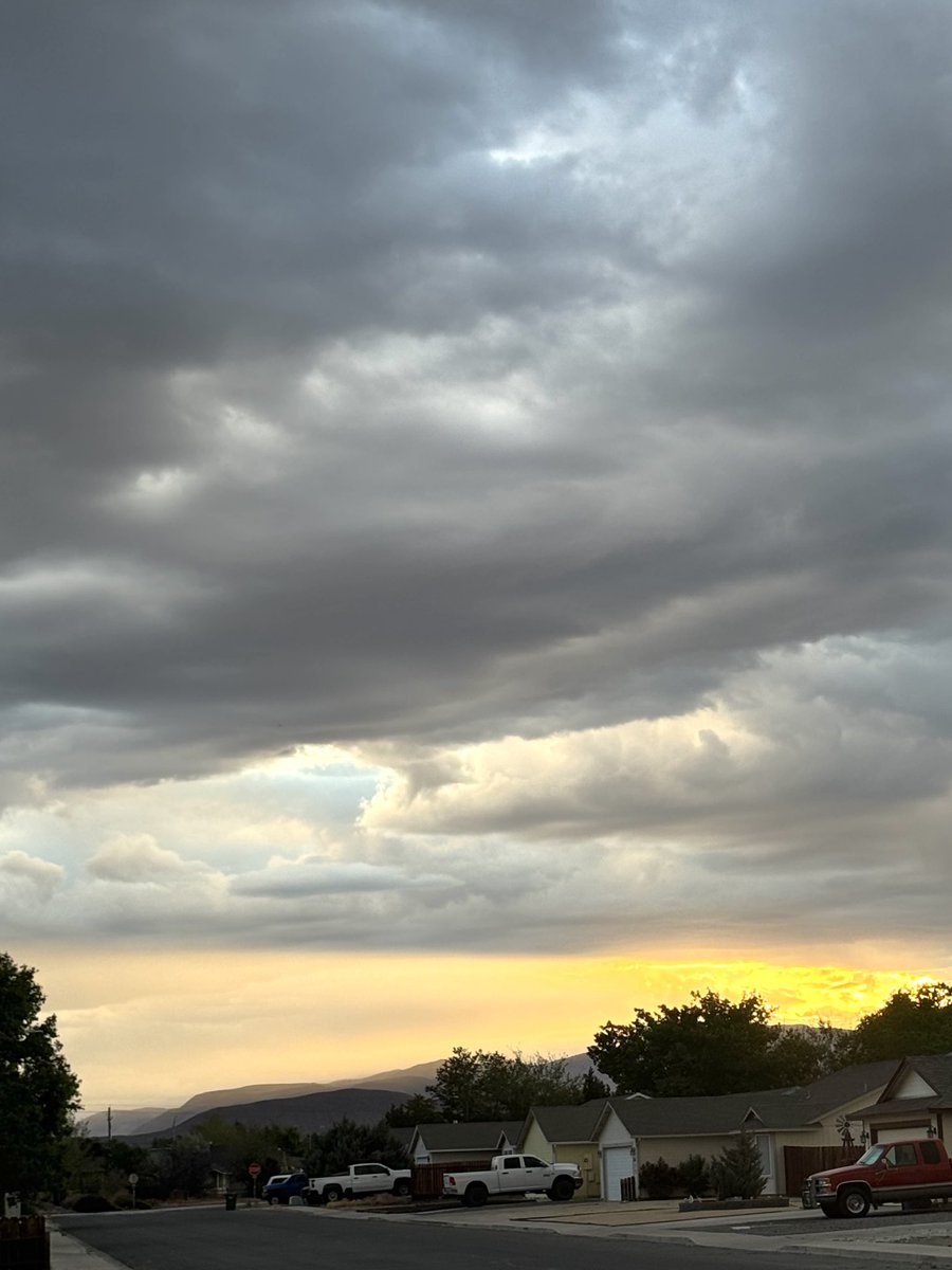 GreenEyedLade's tweet photo. #cliuds #sunset https://t.co/nK1yVA6aeE