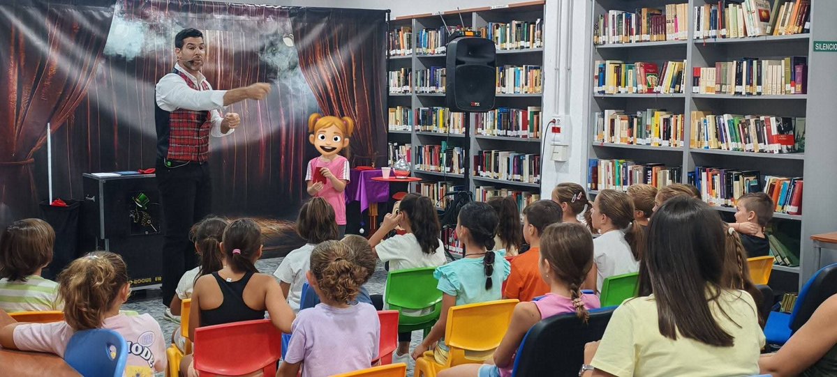 BpmLos's tweet photo. ¡Qué tarde más divertida pasamos el viernes con el Mago Roke en la Biblioteca Municipal! 🎩🪄
Risas, magia y más risas...

Gracias a todos/as por venir (y gracias, Vane Carmona Torres , por tu insistencia en «la llamada»). https://t.co/Zc9mlRcoh6