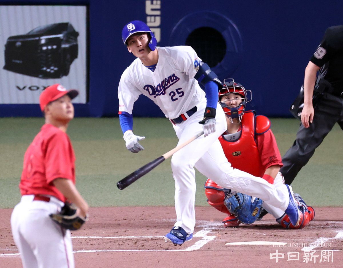 chunichiphoto's tweet photo. 【ドラゴンズ】２回裏、同点ソロを放つ石川昂弥選手 #中日新聞 #中日スポーツ https://t.co/NuQZexR3nl
