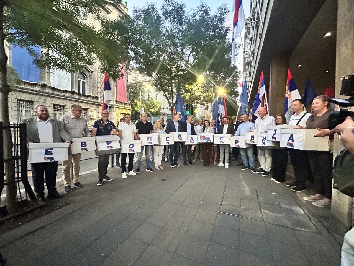 PetarBoskovic61's tweet photo. Na ratistu sam se za 4 godine kao vojni novinar nagledao svega i svačega.Neprijatelj je bio preko puta vas i to je bilo jasno! Ovo ludilo gde je takodje neprijatelj zajednicki i preko puta vas a oni koje branite godinama, vas sad pljuju i govore da ne idete u borbu!? Ljudi, mi smo vam pogresna adresa. Nadam se da ste shvatili. Do pobede!
