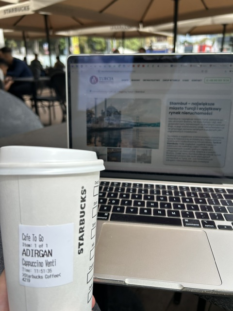 nturcja's tweet photo. 🇹🇷 Słoneczna niedziela. Stambuł. Praca.

Czasem biuro można zamienić na stolik w Starbucksie. ☕️💻 A ten, po raz kolejny, nadał mi dziś nowe imię! 😂

Trochę pracy nad ofertami dla klientów, którzy już niedługo będą oglądać mieszkania w Stambule, Antalyi i Mersin. ☀️🌴 https://t.co/ymzLf4ezyp