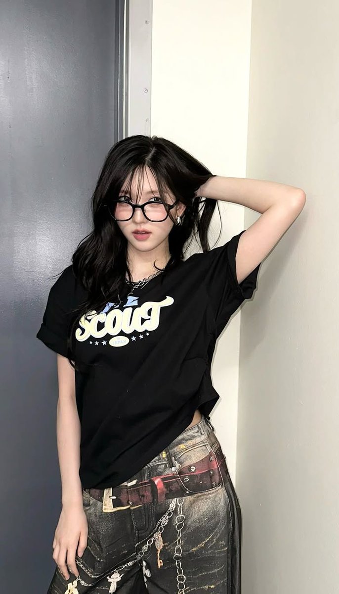 Havenbanu's tweet photo. ガウル IVEちゃんのメガネ姿、黒縁をかけてもどこか軽やかで抜け感があるから真似したくなる… https://t.co/rOsSEs8DwZ