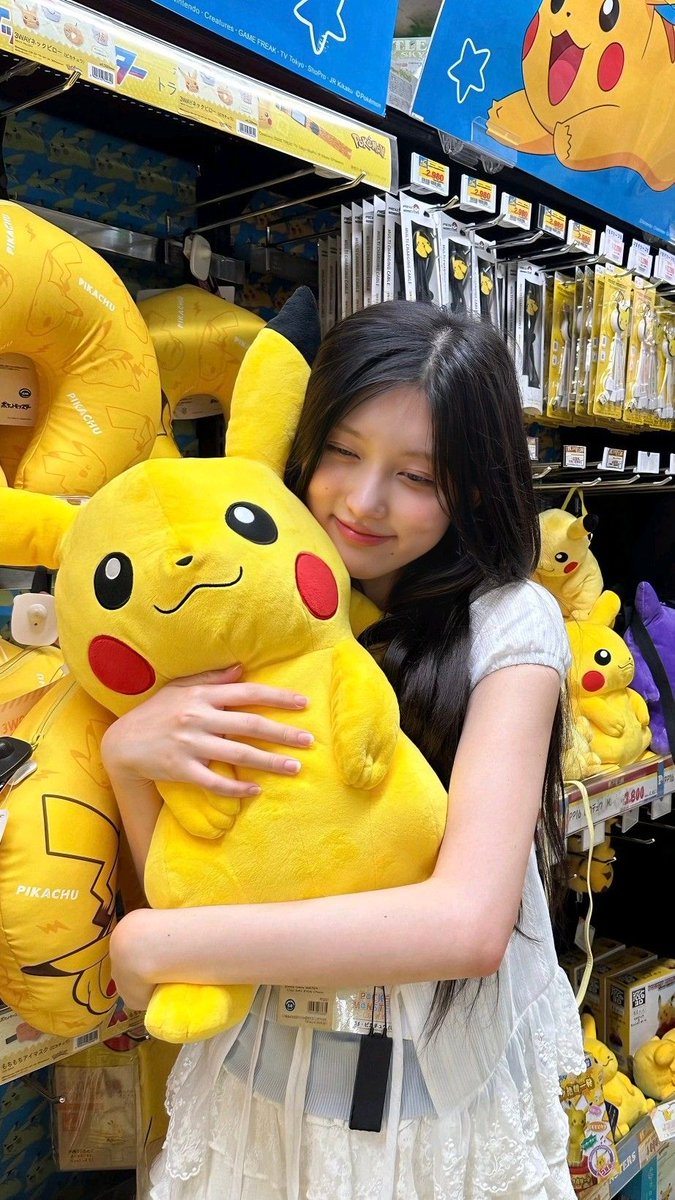 Havenbanu's tweet photo. ガウル IVEちゃんのメガネ姿、黒縁をかけてもどこか軽やかで抜け感があるから真似したくなる… https://t.co/rOsSEs8DwZ