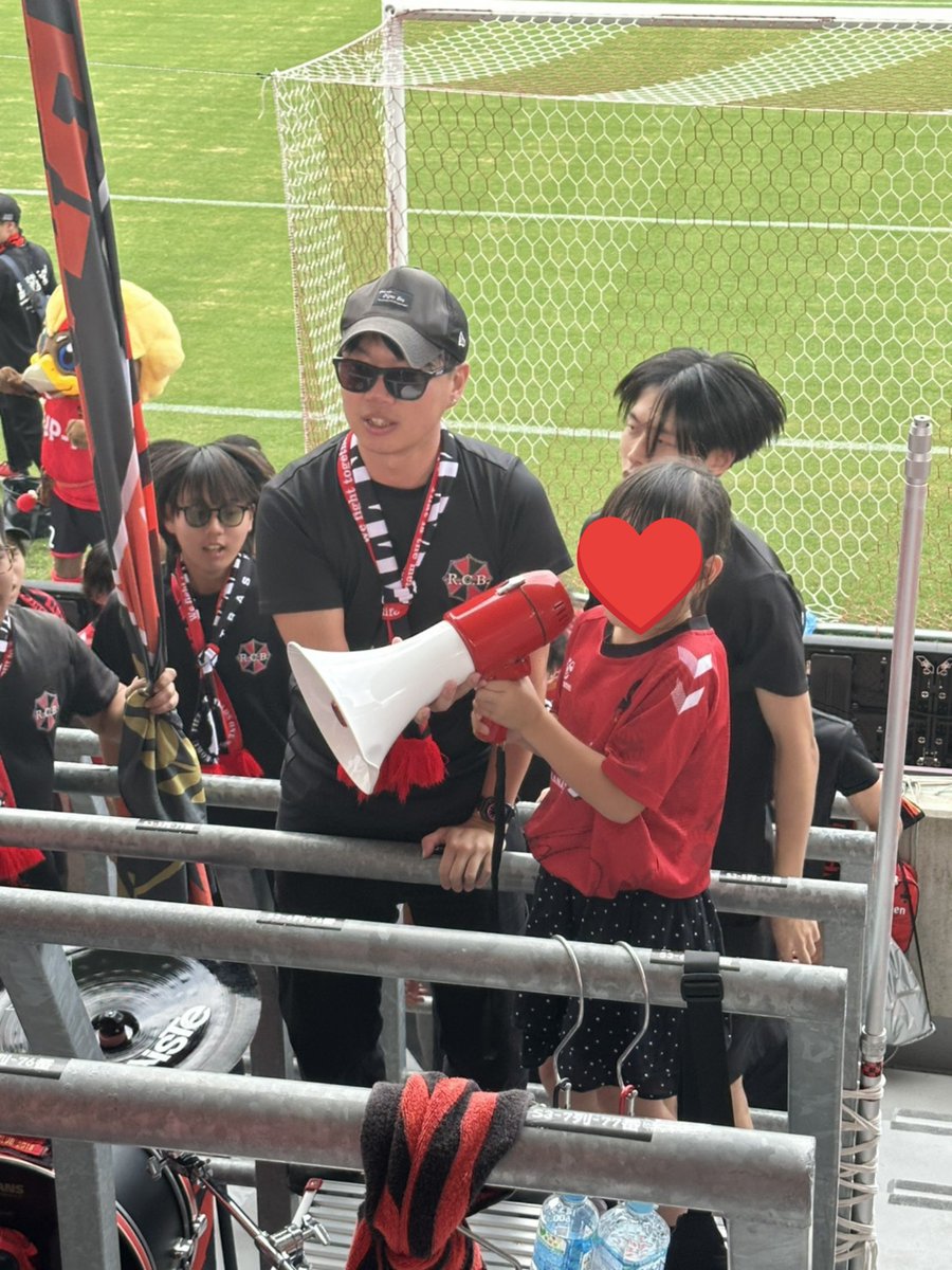 bigflagkanazawa's tweet photo. 本日ツエーゲン金沢ホームゲームにてクラファン返礼品のひとつ「コールリーダー体験会」を実施いたしました！

記念すべき初回を飾ってくれたのは6歳の女の子！
気合の入ったGAPPAでゴール裏に火を点けてくれました🔥
ありがとうございました！

コールリーダー体験会はあと3回を予定しています。 https://t.co/Da8qpcyzW8
